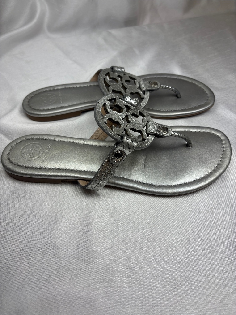 Tory Burch Miller Silver Metallic Logo Thong Sandals - Picture 11 of 11